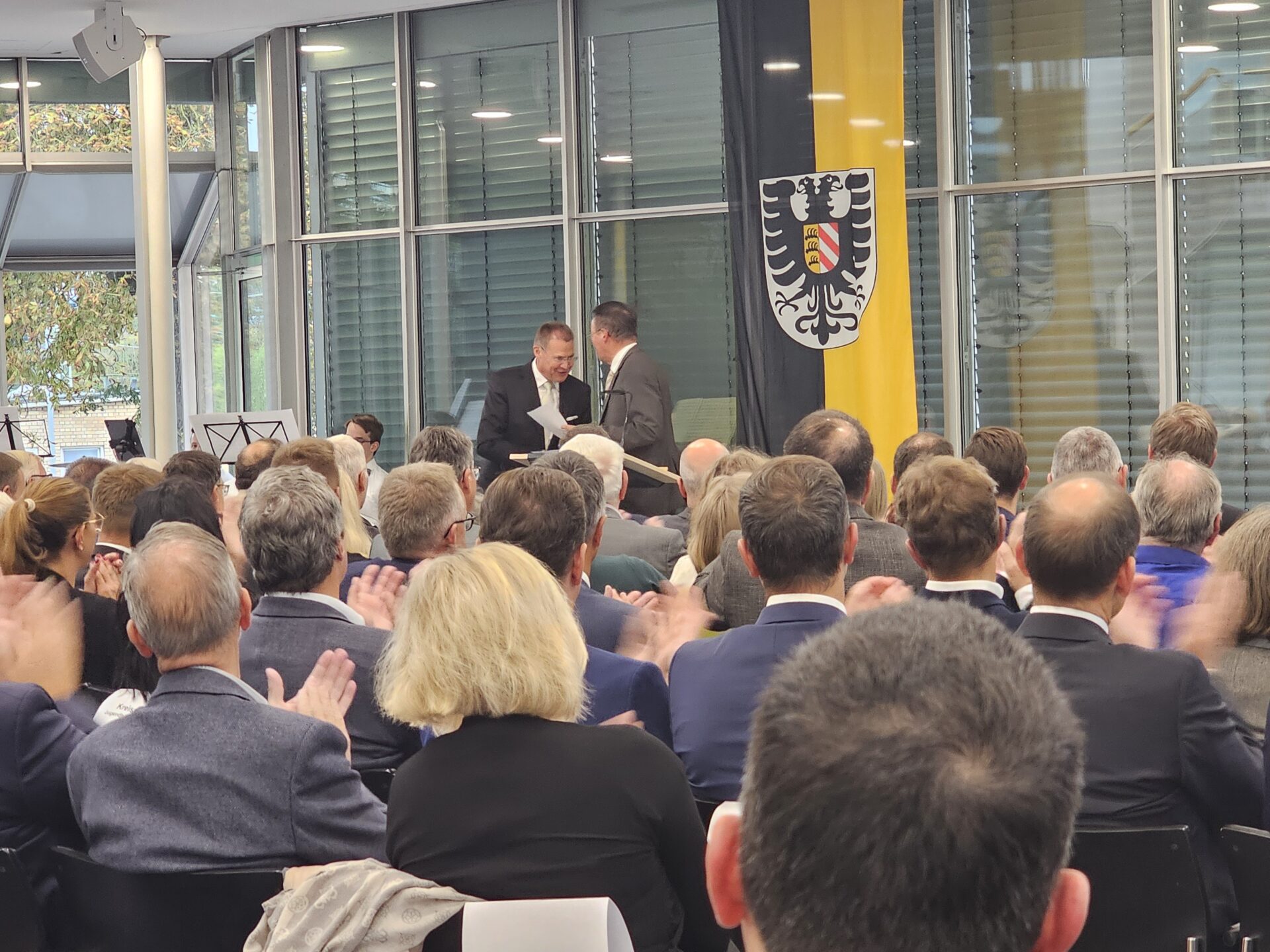 Read more about the article Landrat Scheffold für 2. Amtszeit verpflichtet