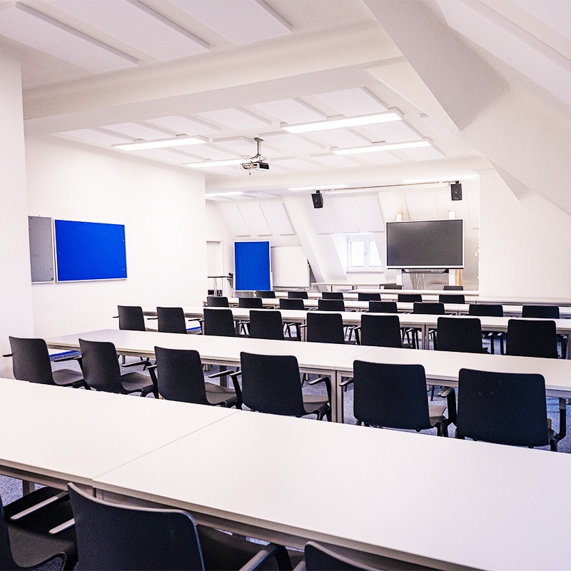 Mehrere Menschen arbeiten zusammen an Finanzplänen