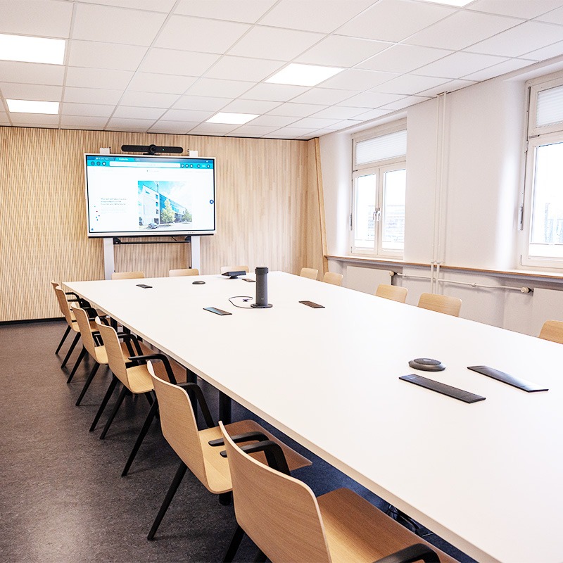 Mehrere Menschen arbeiten zusammen an Finanzplänen