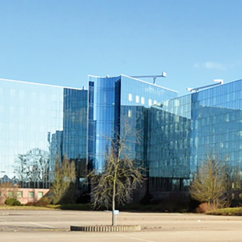 Der BED-Businesspark in Ehingen, ein modernes, großes Gebäude mit Glasfassade.