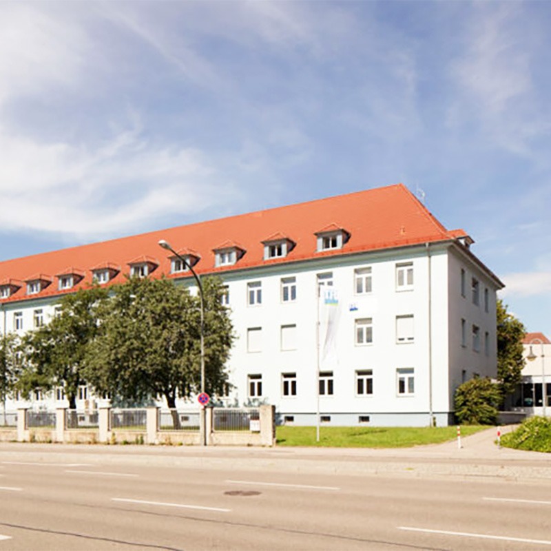 Der BED-Businesspark in Ehingen, ein modernes, großes Gebäude mit Glasfassade.
