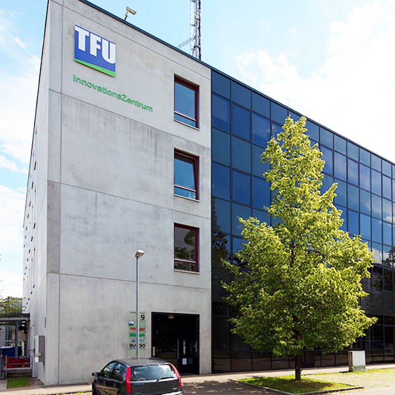 Der BED-Businesspark in Ehingen, ein modernes, großes Gebäude mit Glasfassade.